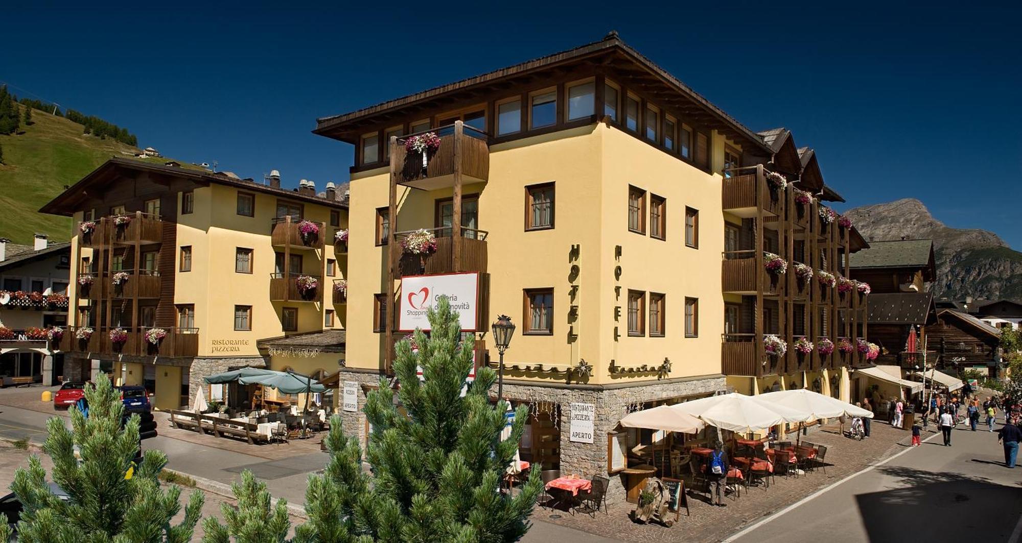 Hotel Touring Livigno Bagian luar foto